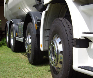Camion Mercedes assurant le transport de matériaux de construction - LOTRAM - Entreprise de Travaux Publics en Martinique